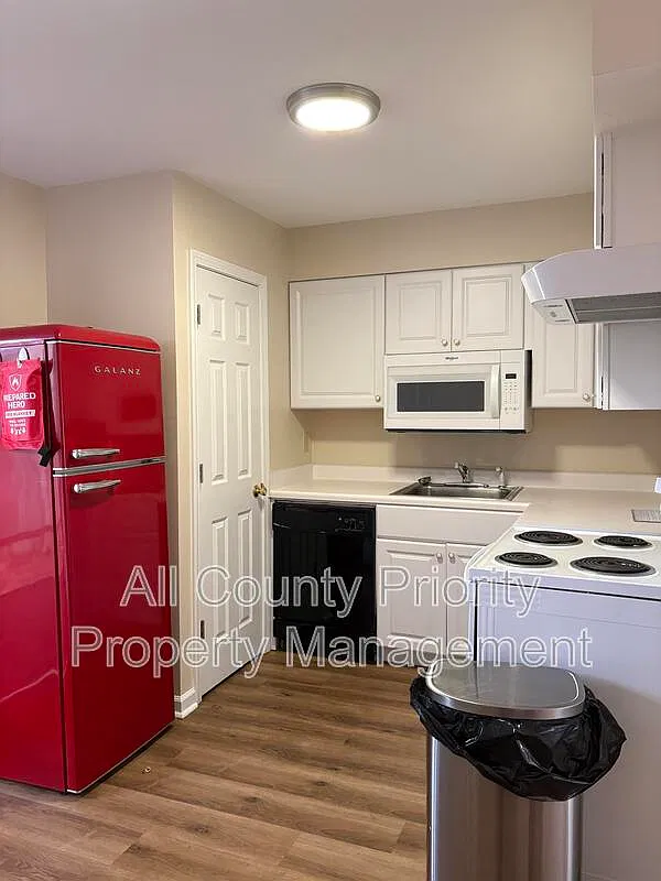 2 bed, 1.0 bath, $1,275 — Photo 2