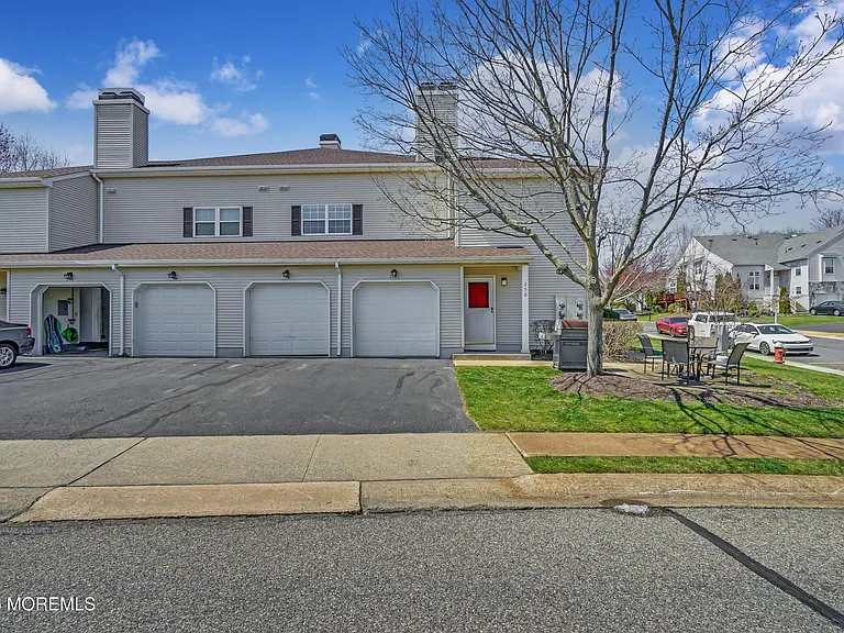 256 Tennis Ct — Photo 2