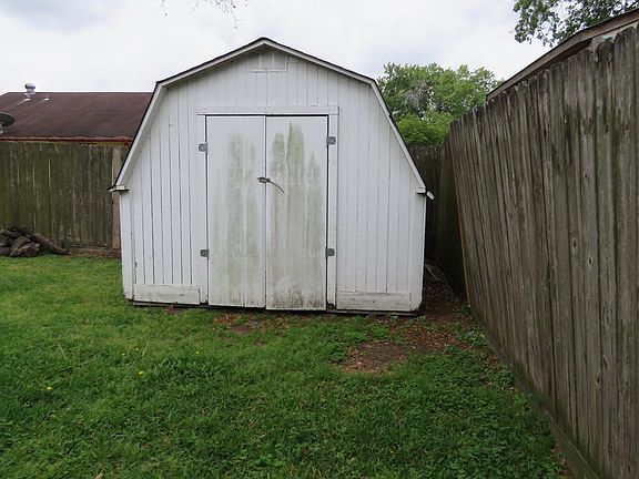 The best thing about this property is the extra storage space for all of the odds and ends. Have more than enough room to store all of your belongings.