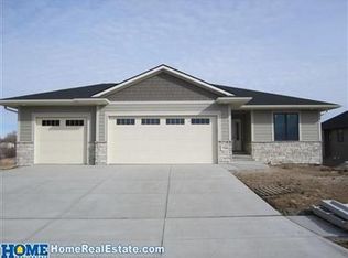 7200 Hidden Valley Dr, Lincoln, NE 68526