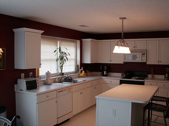 Open, spacious kitchen w/ an island and walk in pantryq