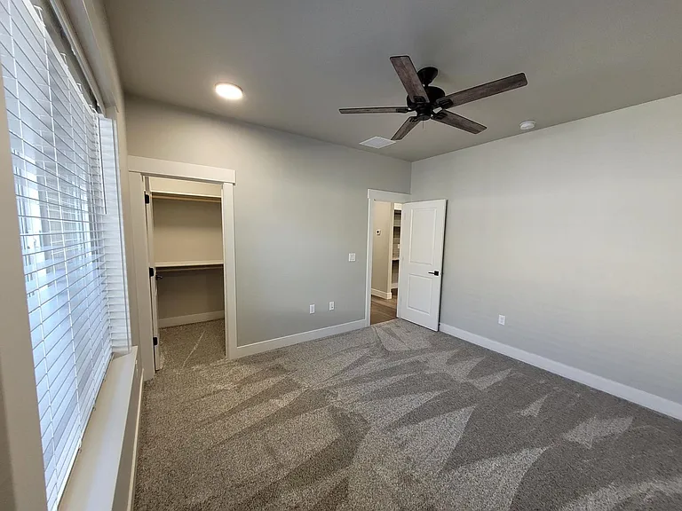 546 W Broadway Ave — Photo 16