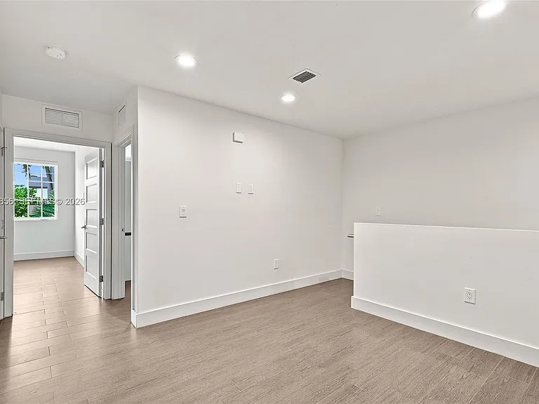 3237 NE 5th St — Photo 24