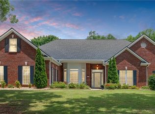 915 Cruce Lake Dr, Hoschton, GA 30548