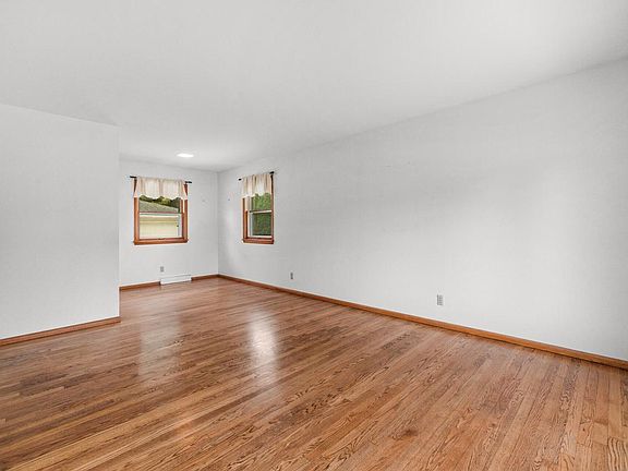 4th image of 215 W Beutel ROAD