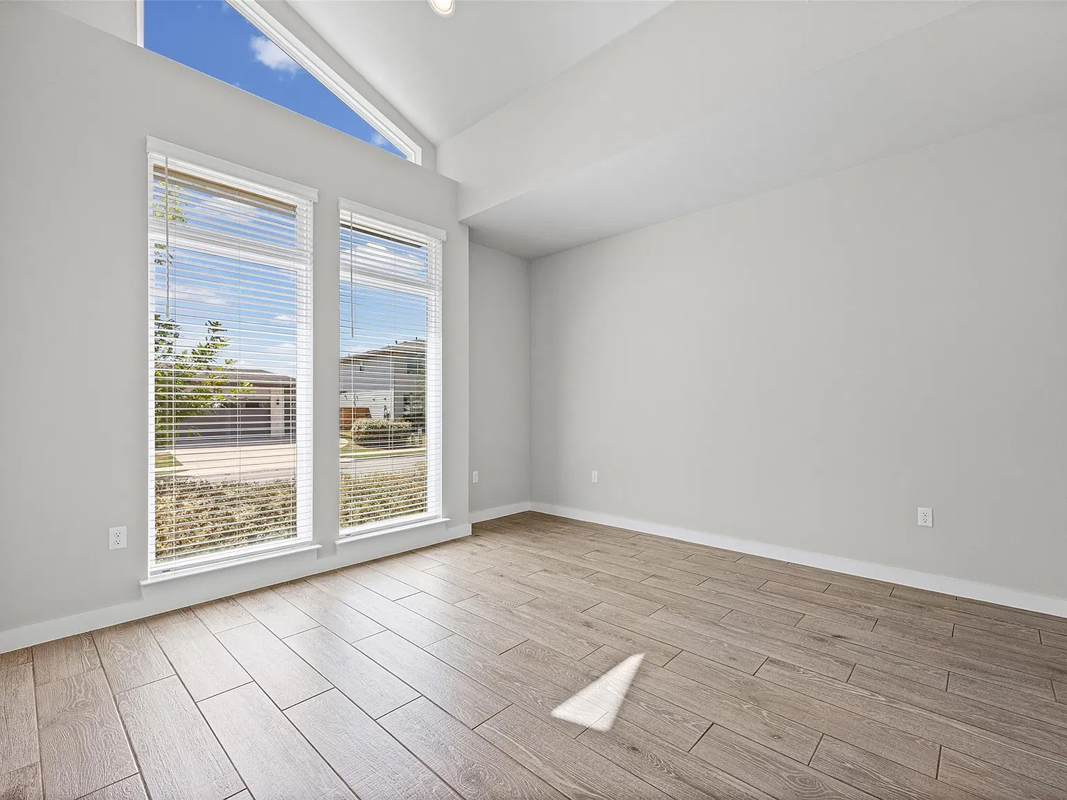 3 bed, 2.0 bath, 2173 sqft, $3,000 — Photo 3