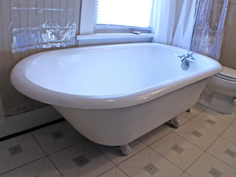 Bath Clawfoot Tub/Shower