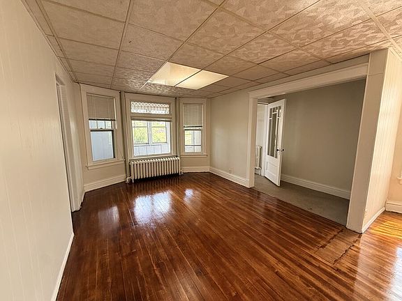 2nd image of 831 W 3rd St