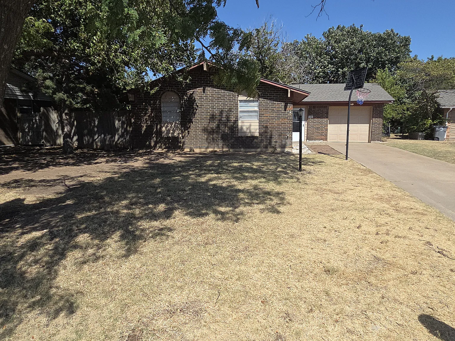 3 bed, 1.5 bath, 1150 sqft, $1,200 — Photo 1