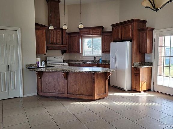 5th image of 912 E Buchanan Dr N