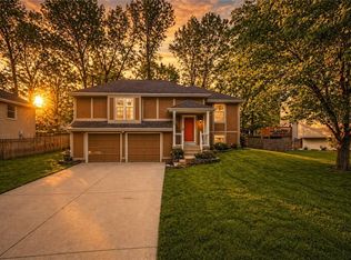 2405 NE Carousel Cir, Lees Summit, MO 64086