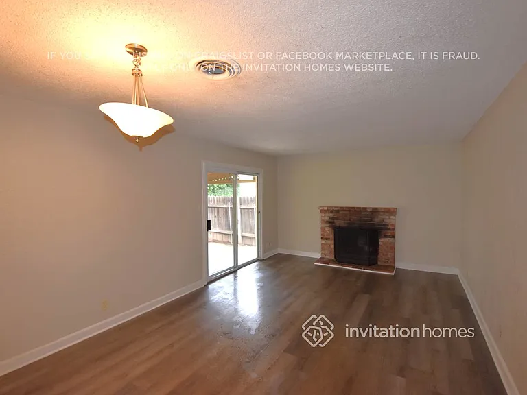 2365 La Loma Dr — Photo 2