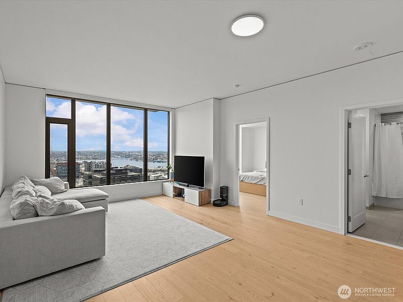 4th image of 2510 6th Avenue #2410