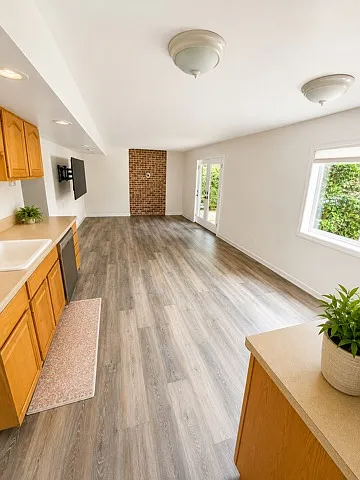 2 bed, 975 sqft, $2,700 — Photo 3