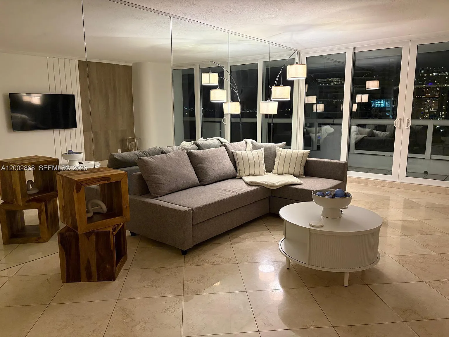 Venetia Condo — Photo 2