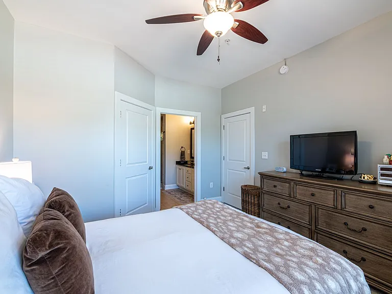 445 W Blount Ave #225 — Photo 14
