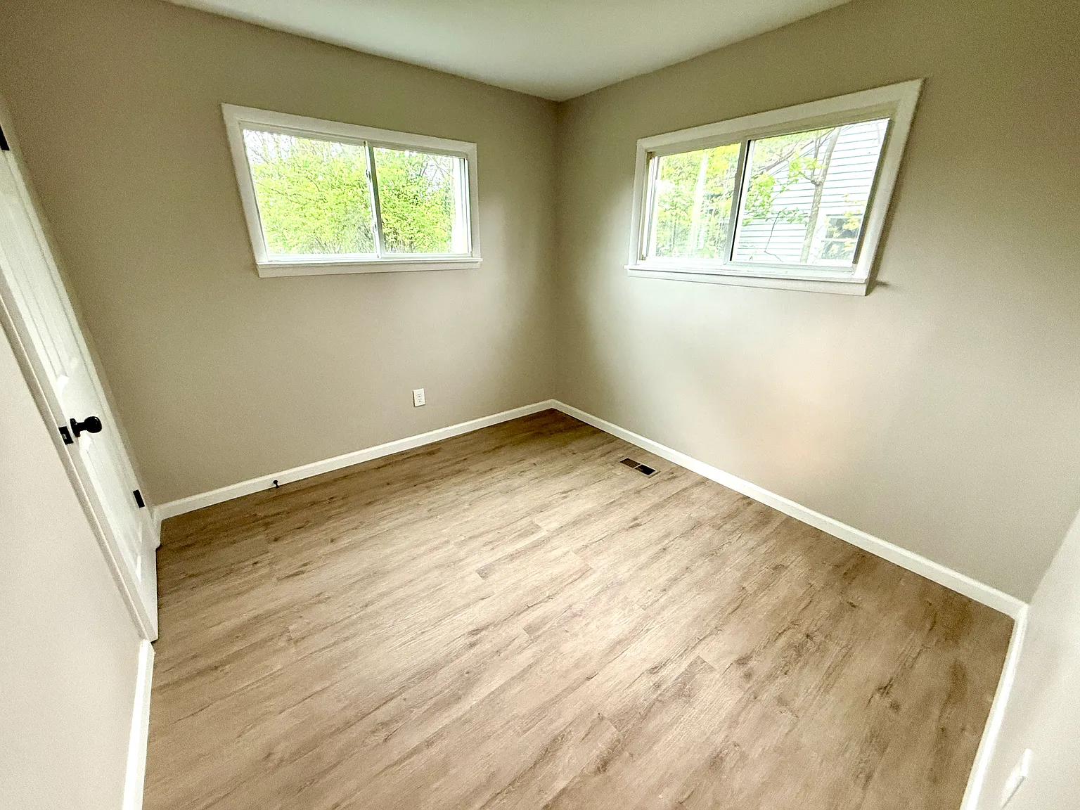 3 bed, 972 sqft, $1,200 — Photo 2