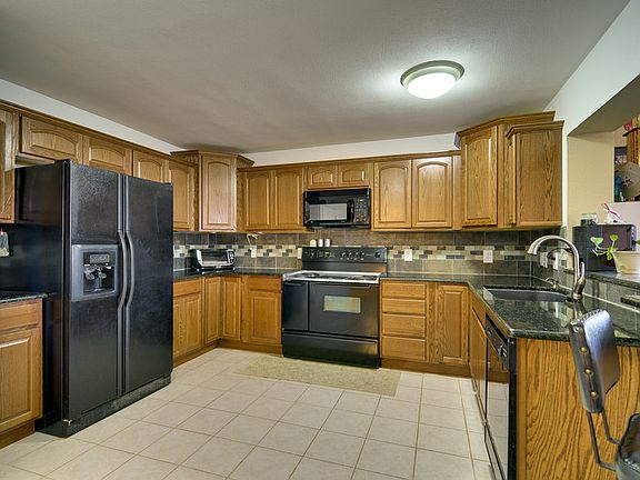 Spacious kitchen with granite countertops and new appliances!