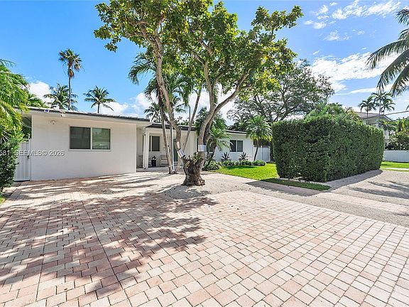 3rd image of 301 Hampton Ln