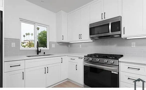 1319 S Saint Andrews Pl — Photo 2