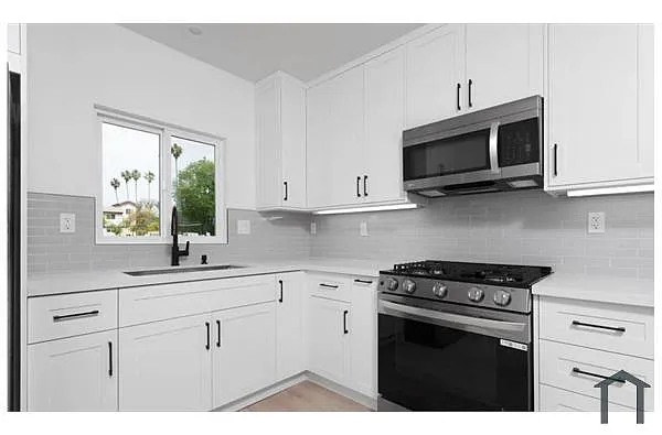 Building Photo - 1319 S Saint Andrews Pl