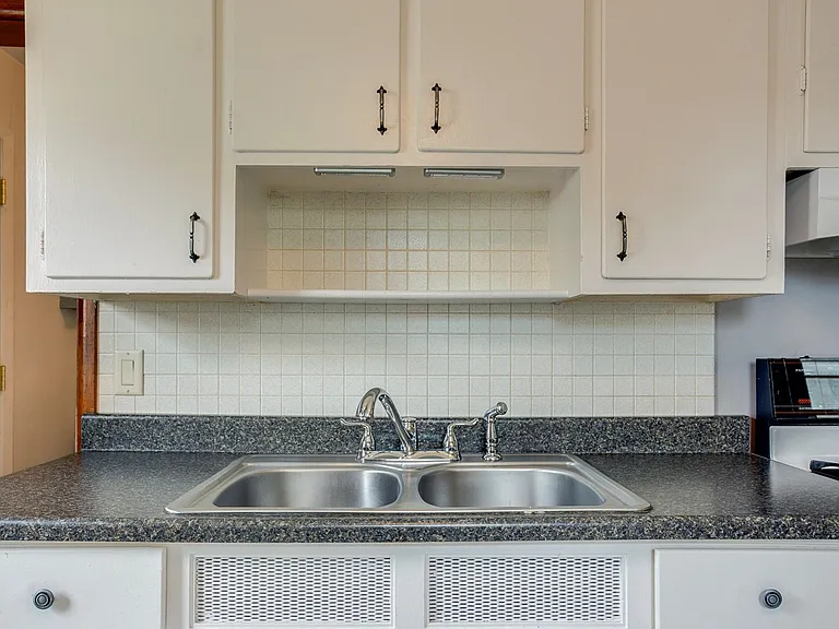 1714 W Clark St — Photo 7