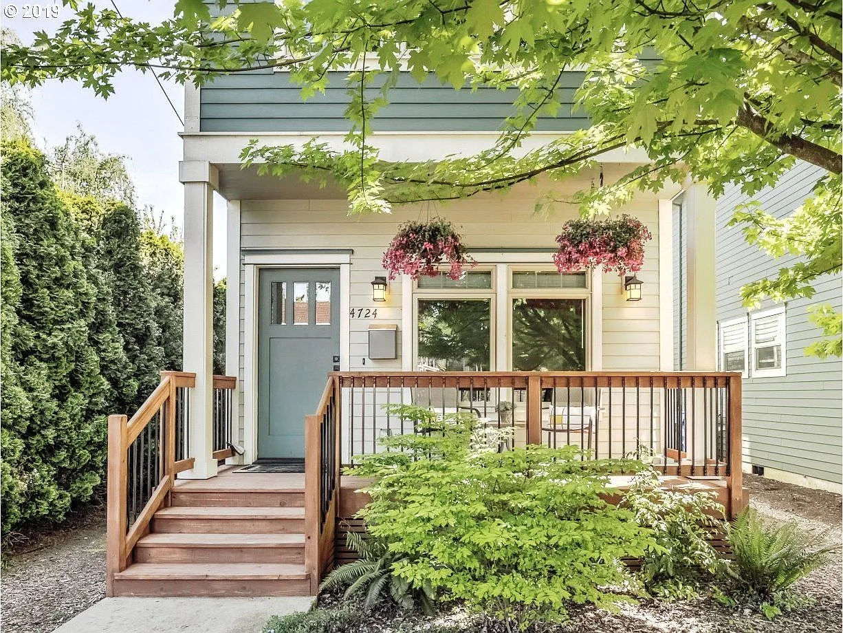 4724 N Commercial Ave photo 1