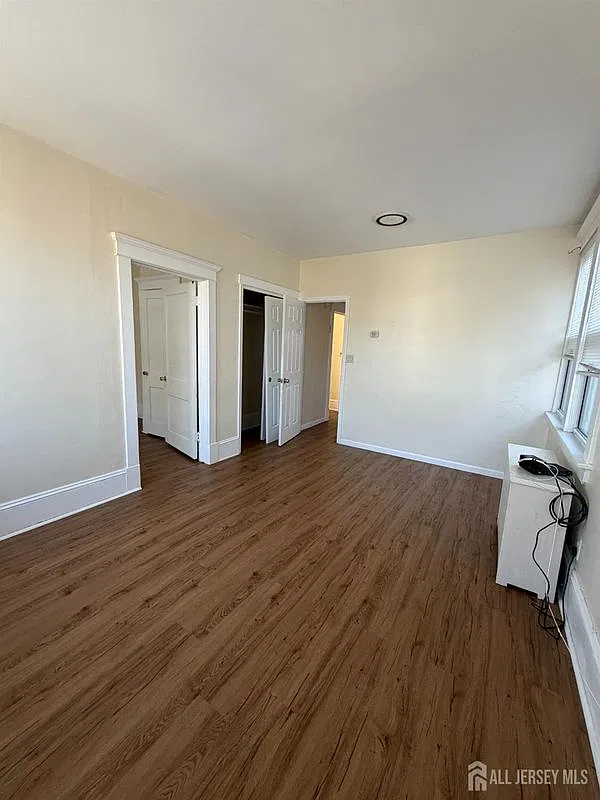 4 bed, 1.0 bath, 2303 sqft, $2,650 — Photo 2