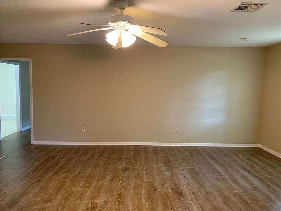 1st image of 2406 Lynn Dr