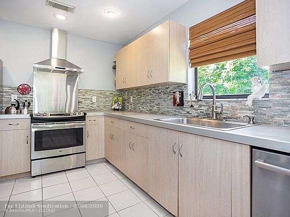 3rd image of 15665 Chillingsworth Ct