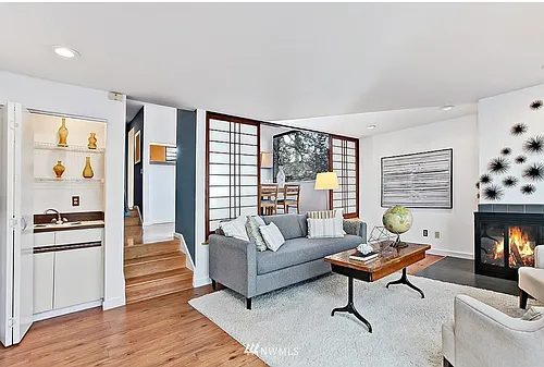 1111 E John St #1 Photo 1