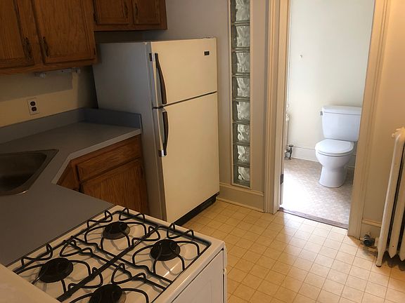 5th image of 2215 Wallace St #3F