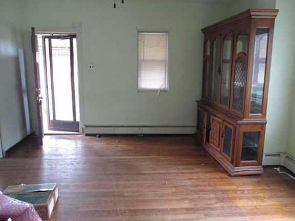 3rd image of 106 Glen Street Ext