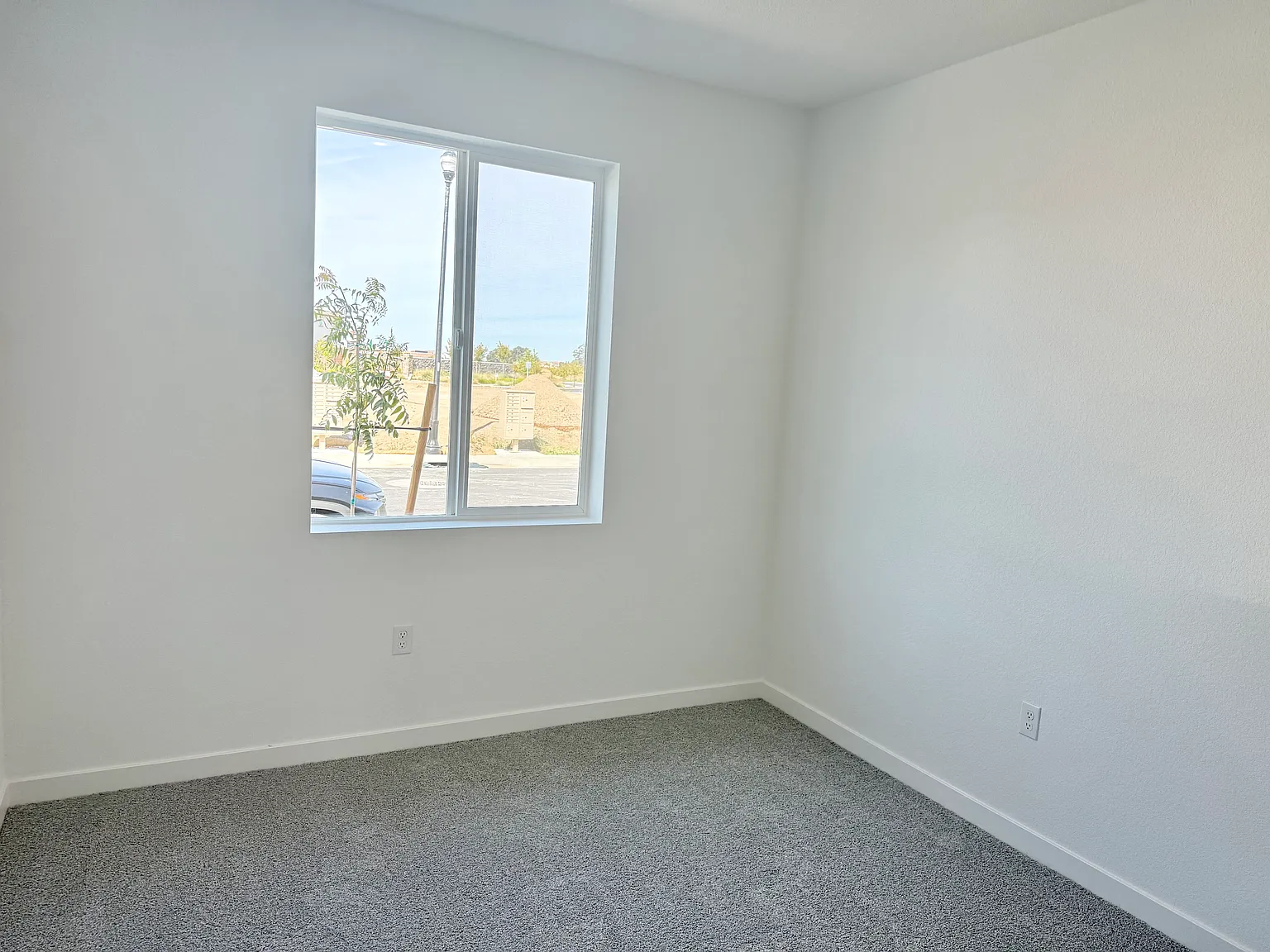 4 bed, 2470 sqft, $3,295 — Photo 4