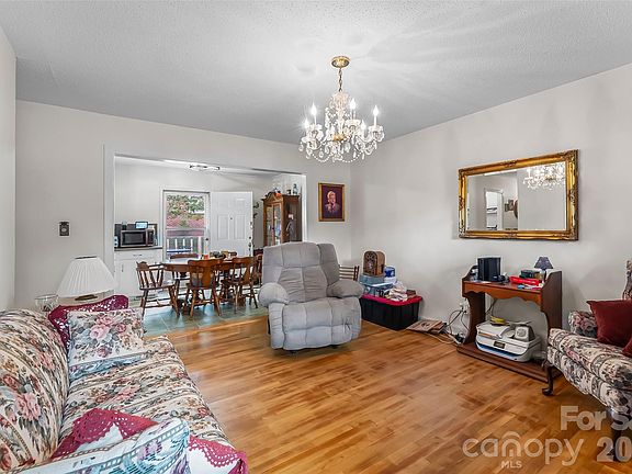 3rd image of 315 Windwood Dr
