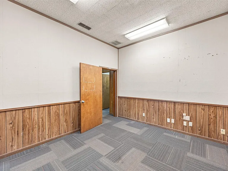 221 E Main St — Photo 13