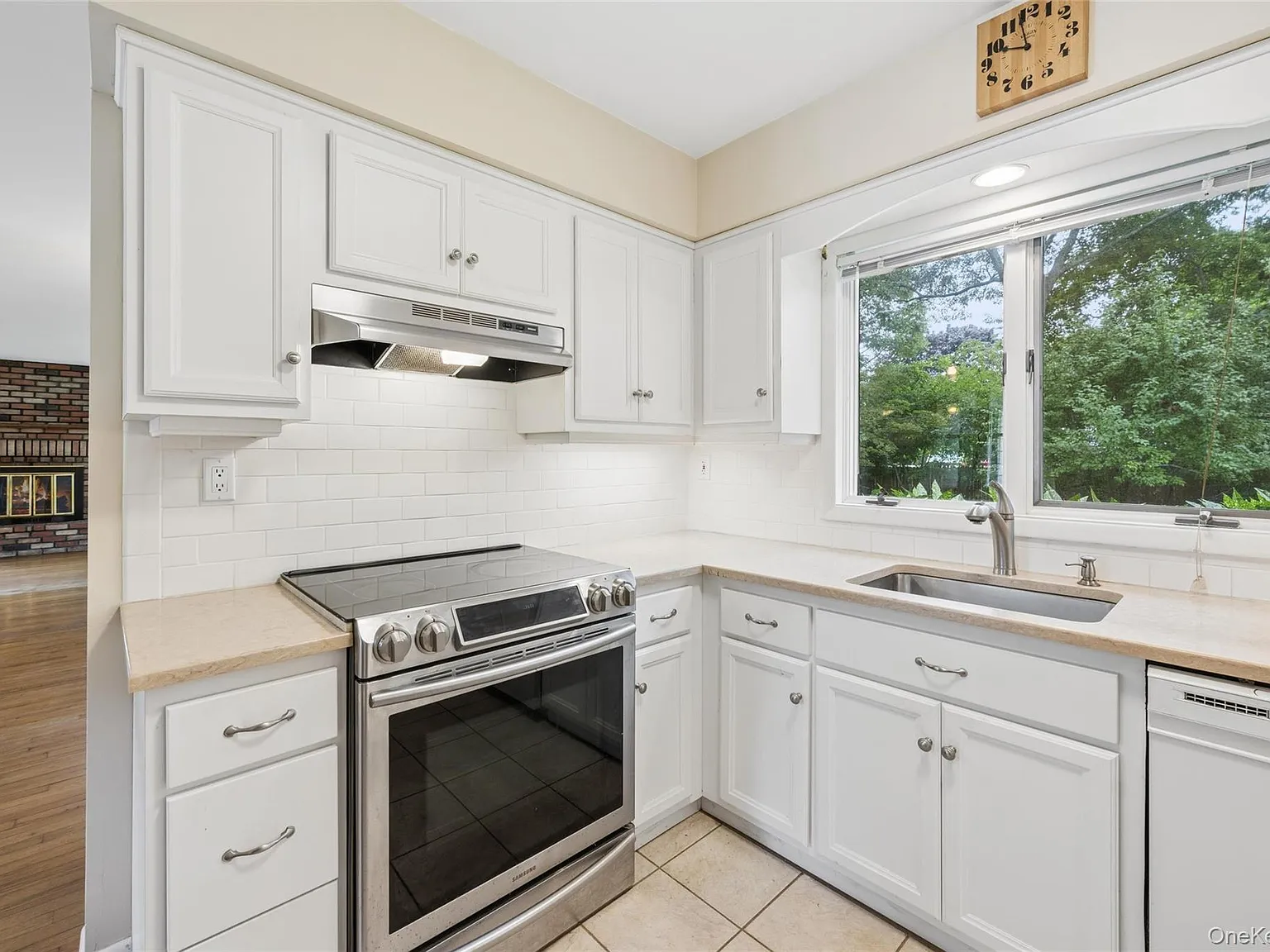 3 bed, 2.0 bath, 1371 sqft, $5,000 — Photo 4