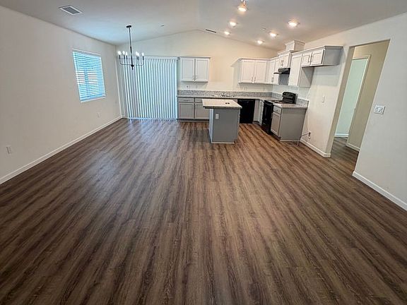 3rd image of 2450 W Park Dr