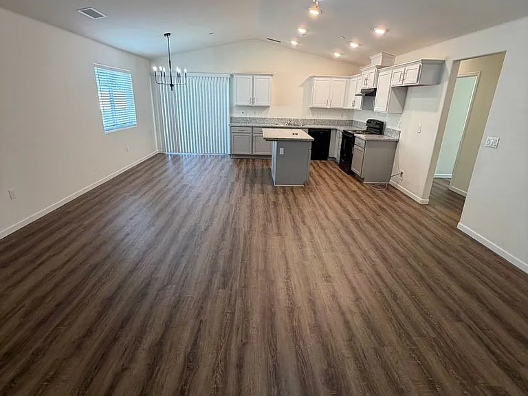 2450 W Park Dr — Photo 2