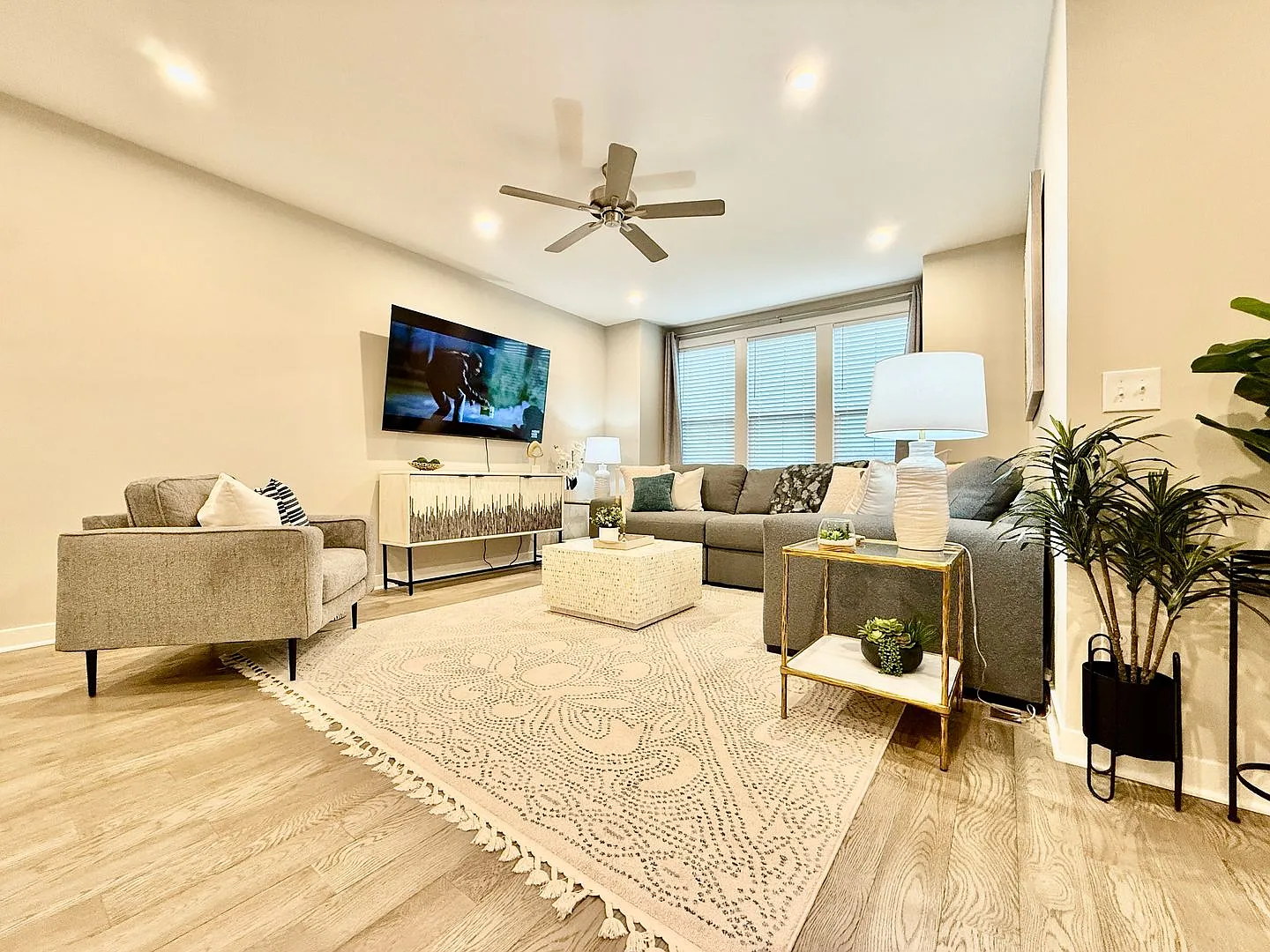 Stunning Executive Townhome Liberty Twp — Photo 2