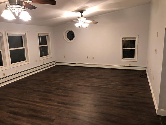 4th image of 19 E Main St APT 3