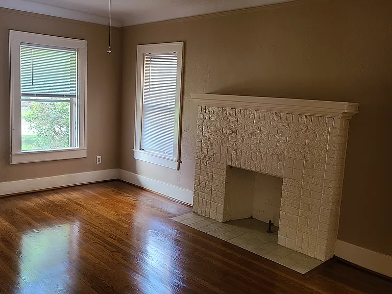 1610 Castle Ct — Photo 3