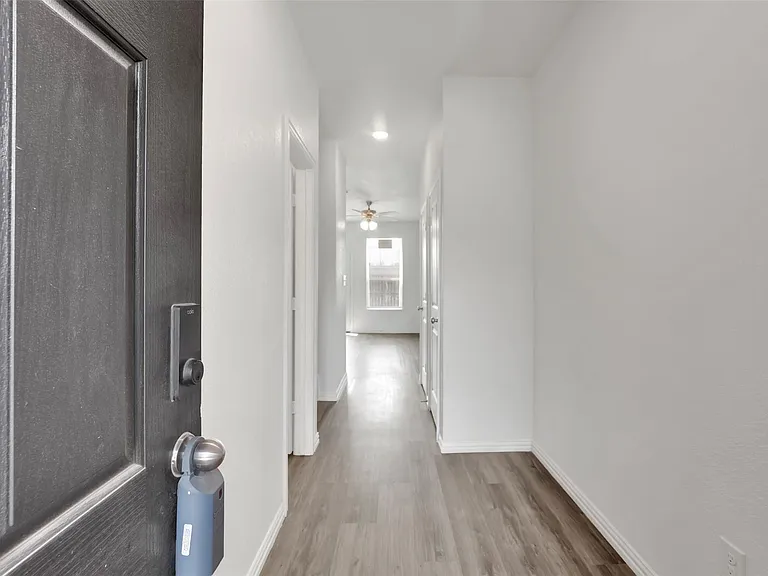 1608 Ash Crescent St — Photo 4