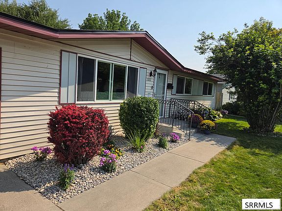 3rd image of 1880 Carmel Dr