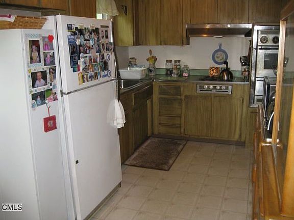 4th image of 27 Arbor Dr