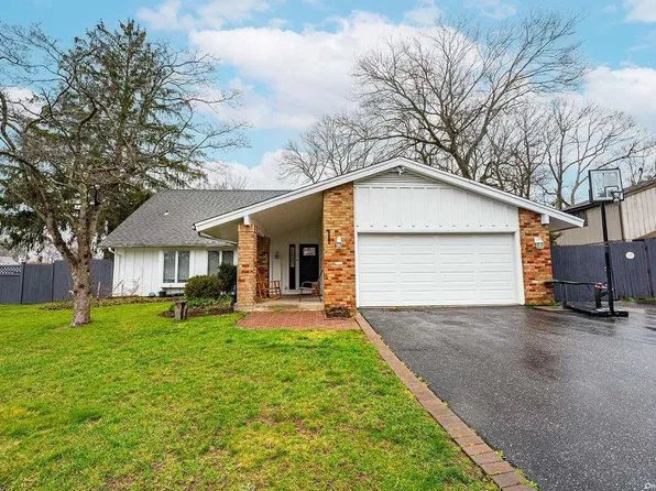 1 Wyngate Lane, Coram, NY 11727