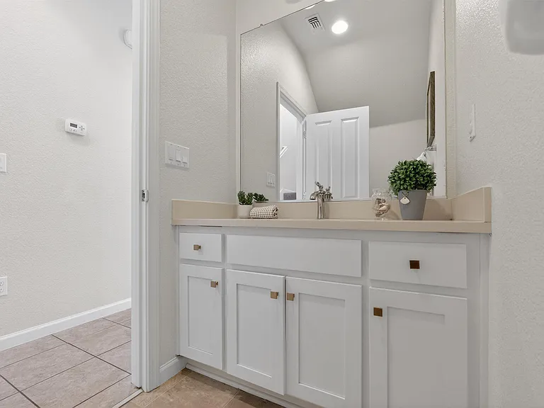 1005 S Fowler Ln — Photo 11