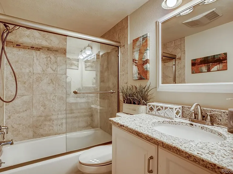 1050 N Corona St #115 — Photo 15