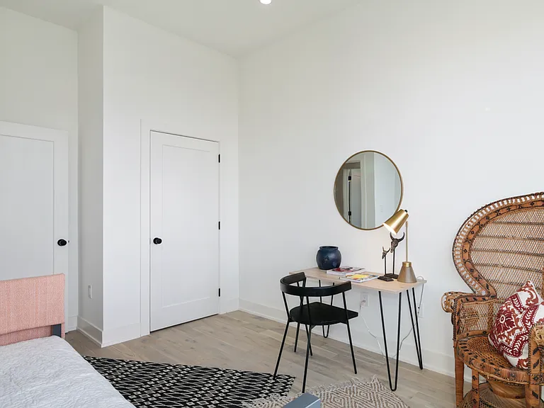 Stunning Apartment on Snyder Ave — Photo 15