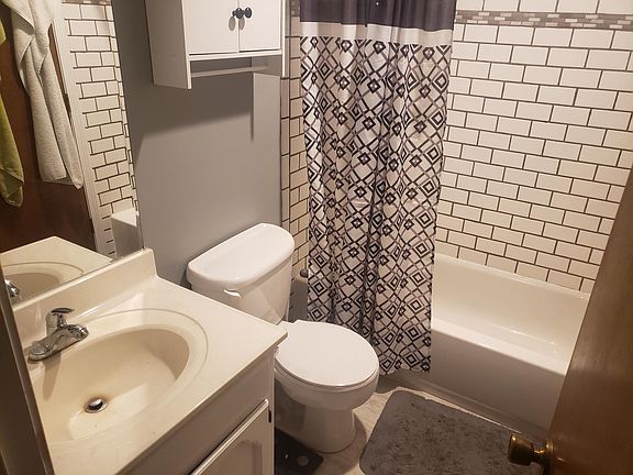 5th image of 908 E Summit St